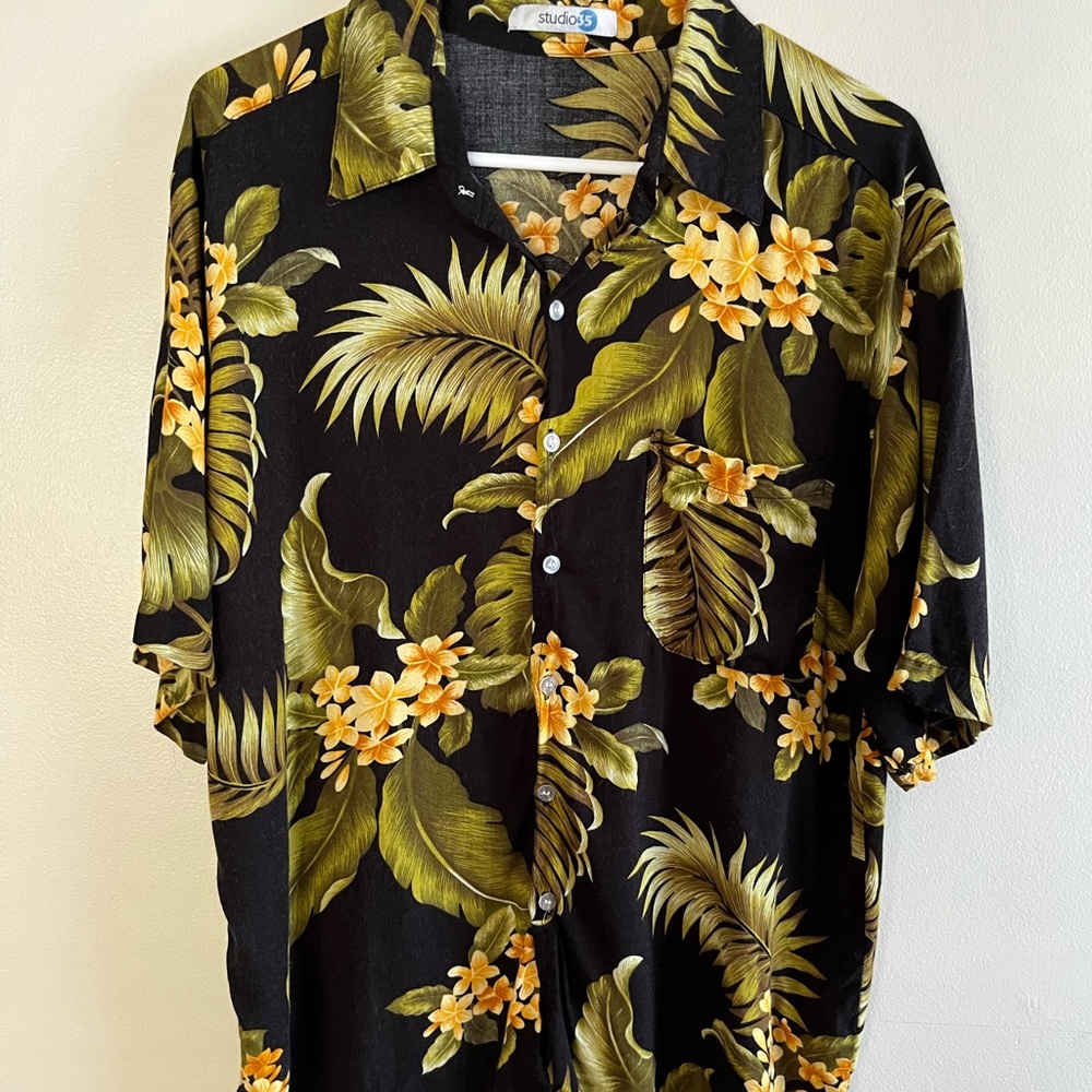 Studio35 Mens Vintage Sz Large Button Up Black Floral Hawaiian Shirt Rayon Retro